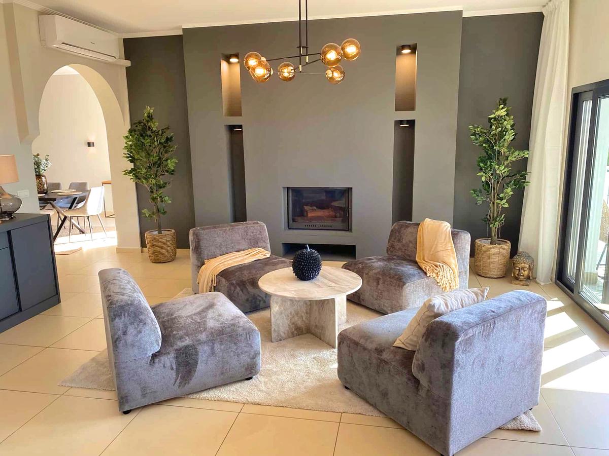 Salongen med matrum till vänster och den övre terrassen till höger