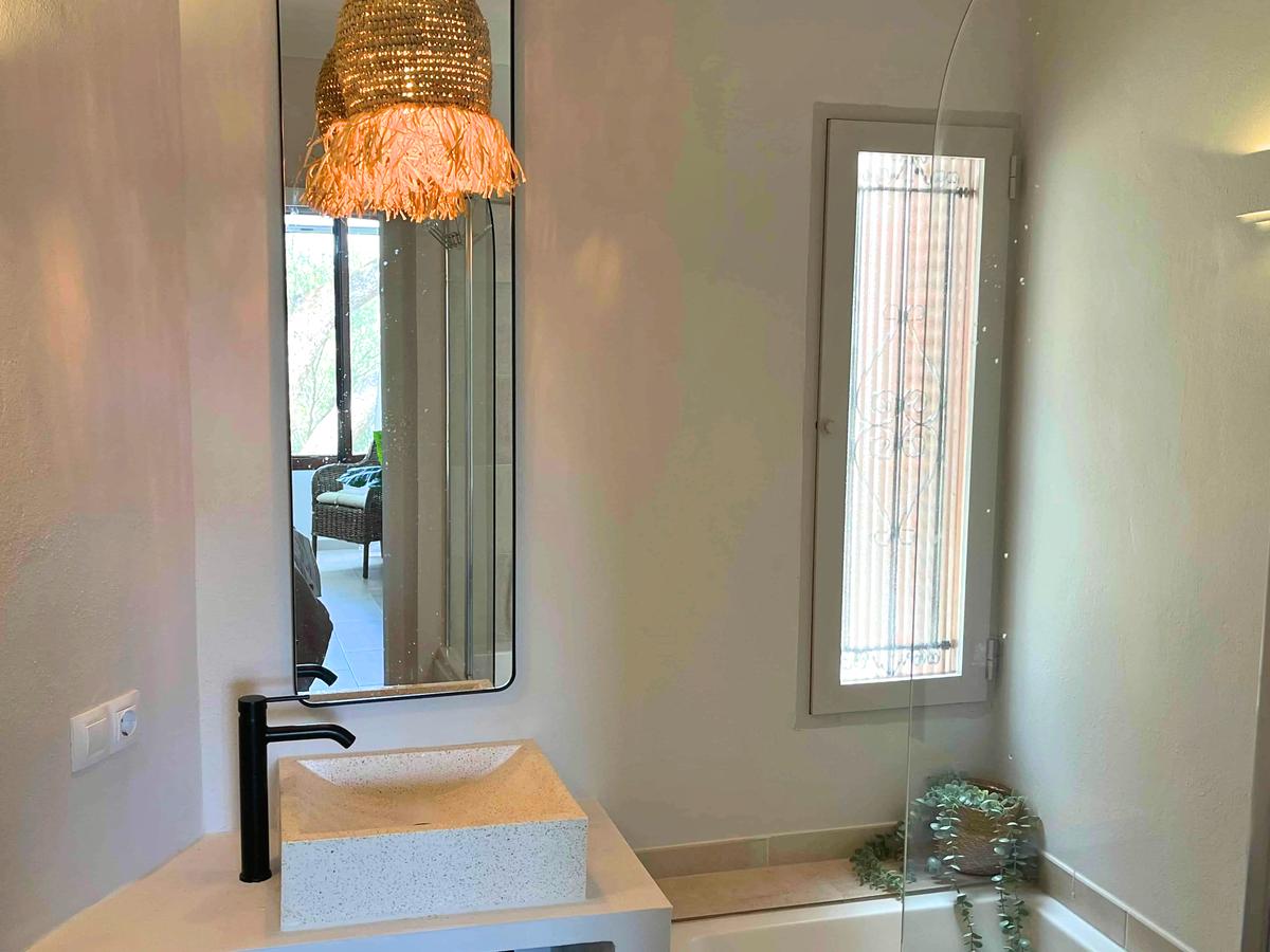 Det finns två moderna och bekväma badrum