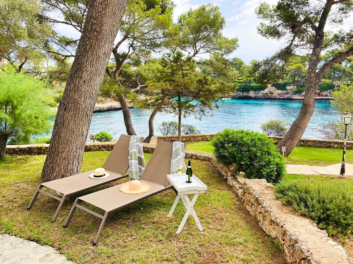 Slappna av i sköna sunloungers på den egna tomten