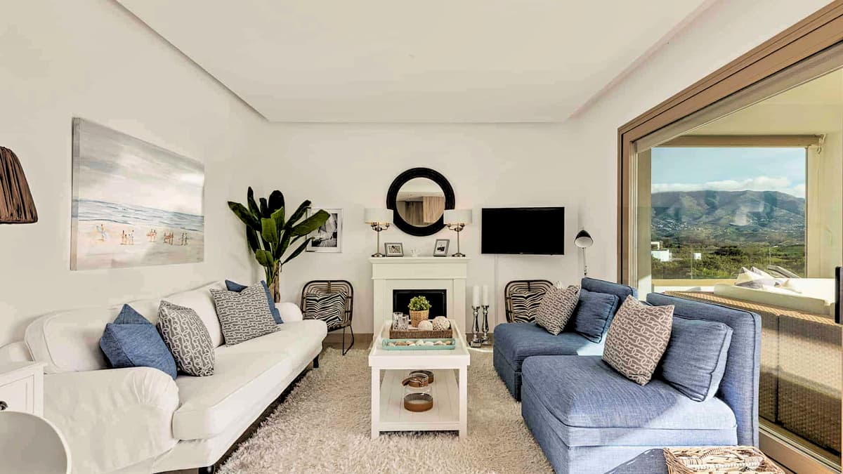 Härligt öppet vardagsrum med 4m breda glaspartier