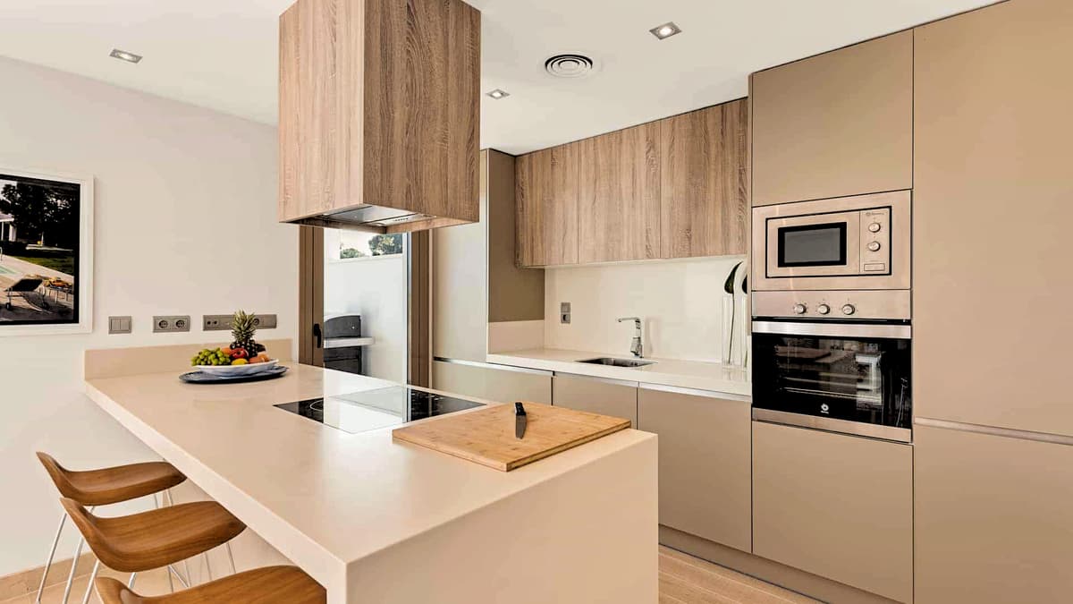 Kök med utgång till terrass och grillplats