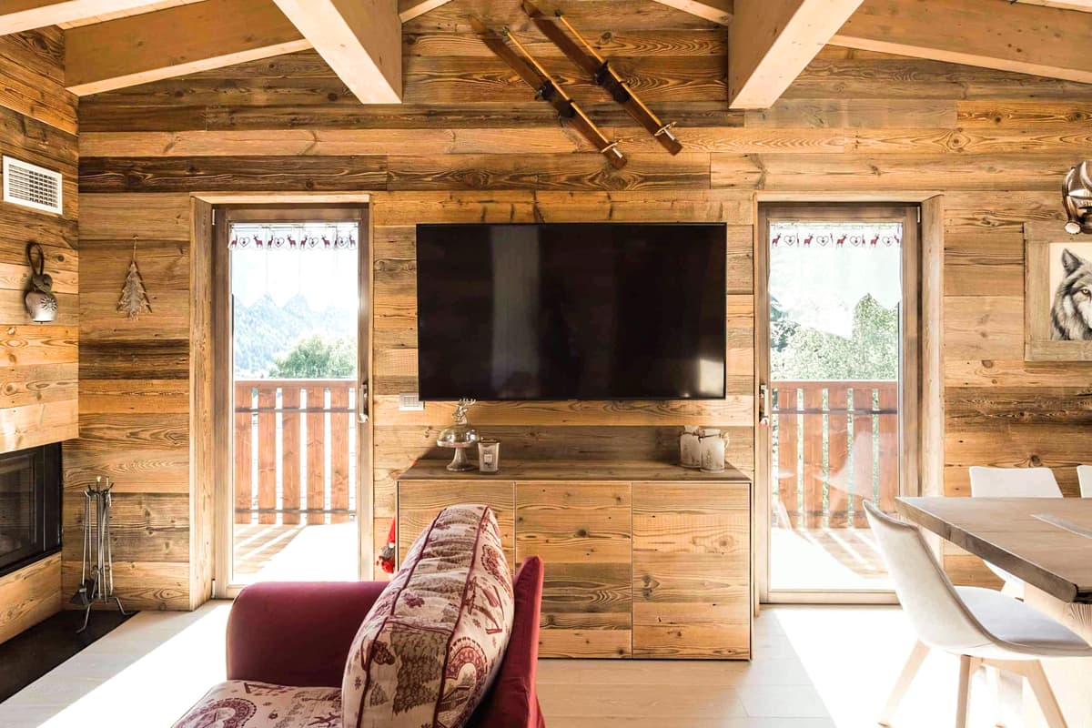 Lägenheten har fina ljusinsläpp, här från västerbalkongen