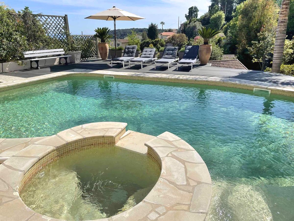 Den uppvärmda poolen inbjuder till sköna bad