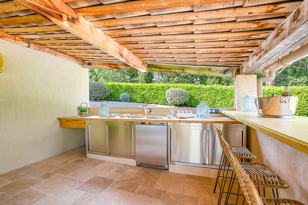 I loggian finns kylskåp för läskande drycker