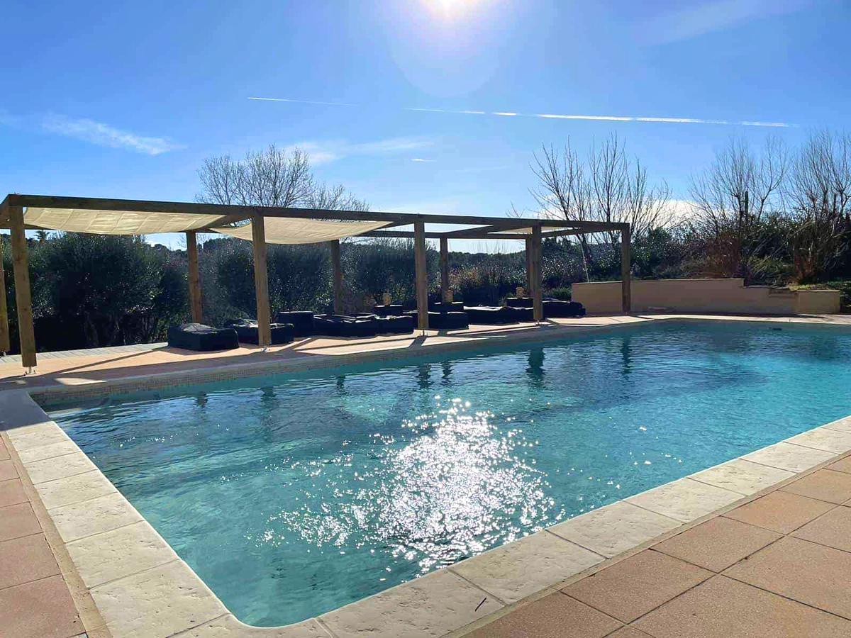 Den tempererade poolen är 12 meter lång och 6 meter bredd. Här finns plats för hela familjen och några till